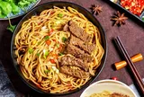 Nữ giám đốc 29 tuổi từ chức để khởi nghiệp bán mỳ, kiếm về hơn 300 triệu đồng mỗi tháng nhờ chuỗi 8 cửa hàng