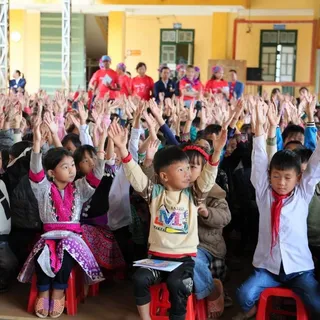 Hỗ trợ hàng trăm đầu sách xây dựng Thư viện số tại trường vùng cao Văn Chấn